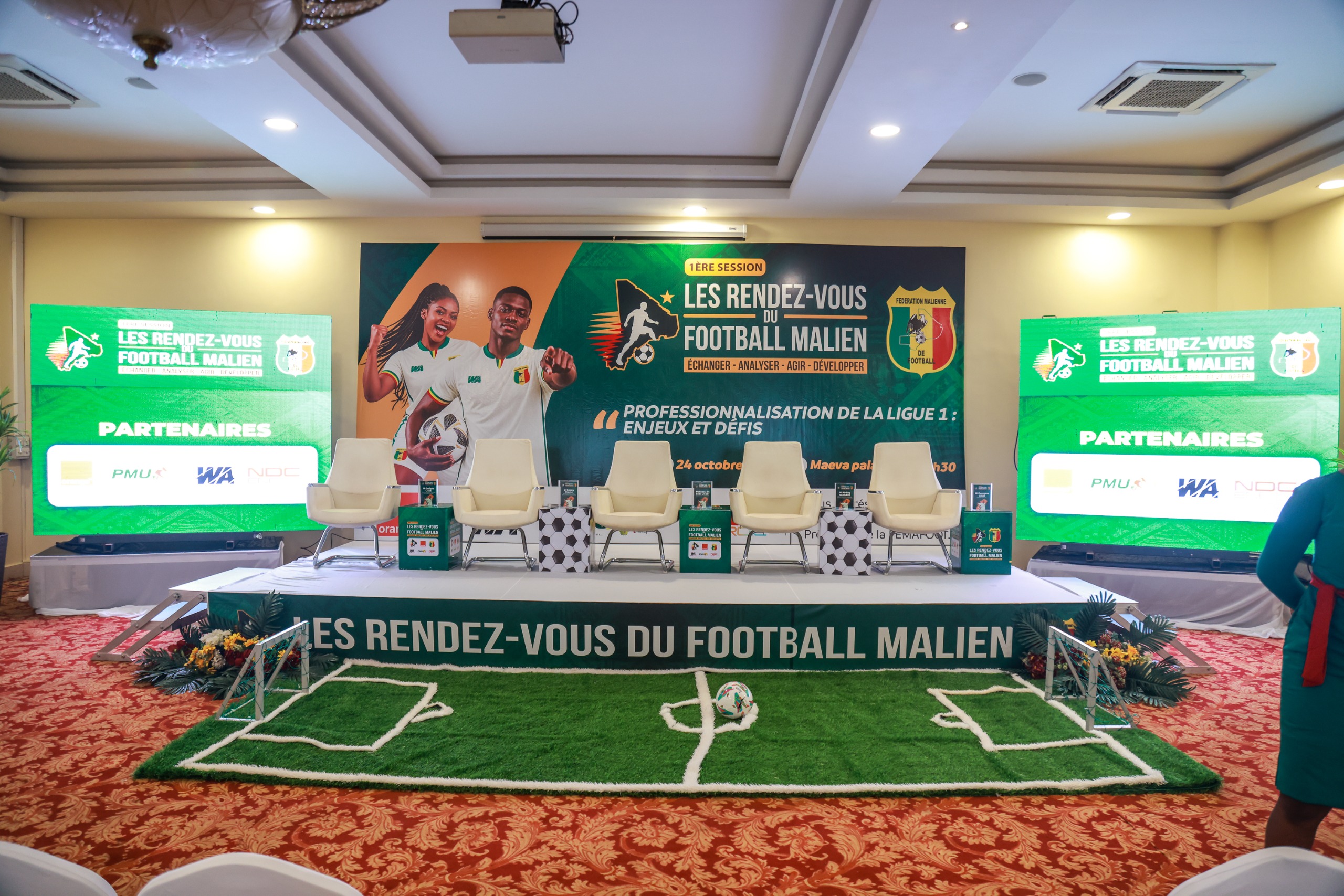 Le financement reste l'un des principaux défis de cette transition. La FEMAFOOT a porté la subvention accordée à chaque club de Ligue 1 à 40 millions de FCFA, soit une augmentation de 60 %. Un soutien appréciable, mais qui ne saurait garantir, à lui seul, la viabilité économique des clubs. Les panélistes ont ainsi insisté sur la nécessité de diversifier les ressources à travers le sponsoring, la billetterie, les partenariats commerciaux et la formation des jeunes. La proposition d'un pacte économique a également été avancée pour mieux accompagner les clubs, évaluer leurs besoins et développer de nouvelles sources de revenus. L'attractivité du championnat a aussi alimenté les discussions. Pour faire revenir le public dans les stades et séduire davantage de partenaires, des animations autour des rencontres, notamment des prestations artistiques et des opérations promotionnelles, ont été envisagées. Autre préoccupation majeure : les infrastructures sportives. Plusieurs clubs ne disposent toujours pas d'installations adaptées aux exigences du professionnalisme. Les possibilités de financement offertes par les programmes de développement de la FIFA ont été évoquées pour soutenir la réalisation de projets d'infrastructures. Au-delà des annonces, les participants ont souligné l'importance d'une mise en œuvre progressive des réformes, tenant compte des réalités économiques des clubs maliens. Cette première édition des « Rendez-vous du football malien » a ainsi permis de dégager plusieurs pistes de réflexion. Reste désormais à transformer ces ambitions en mesures concrètes pour faire de la Ligue 1 un championnat plus structuré, attractif et économiquement viable.
