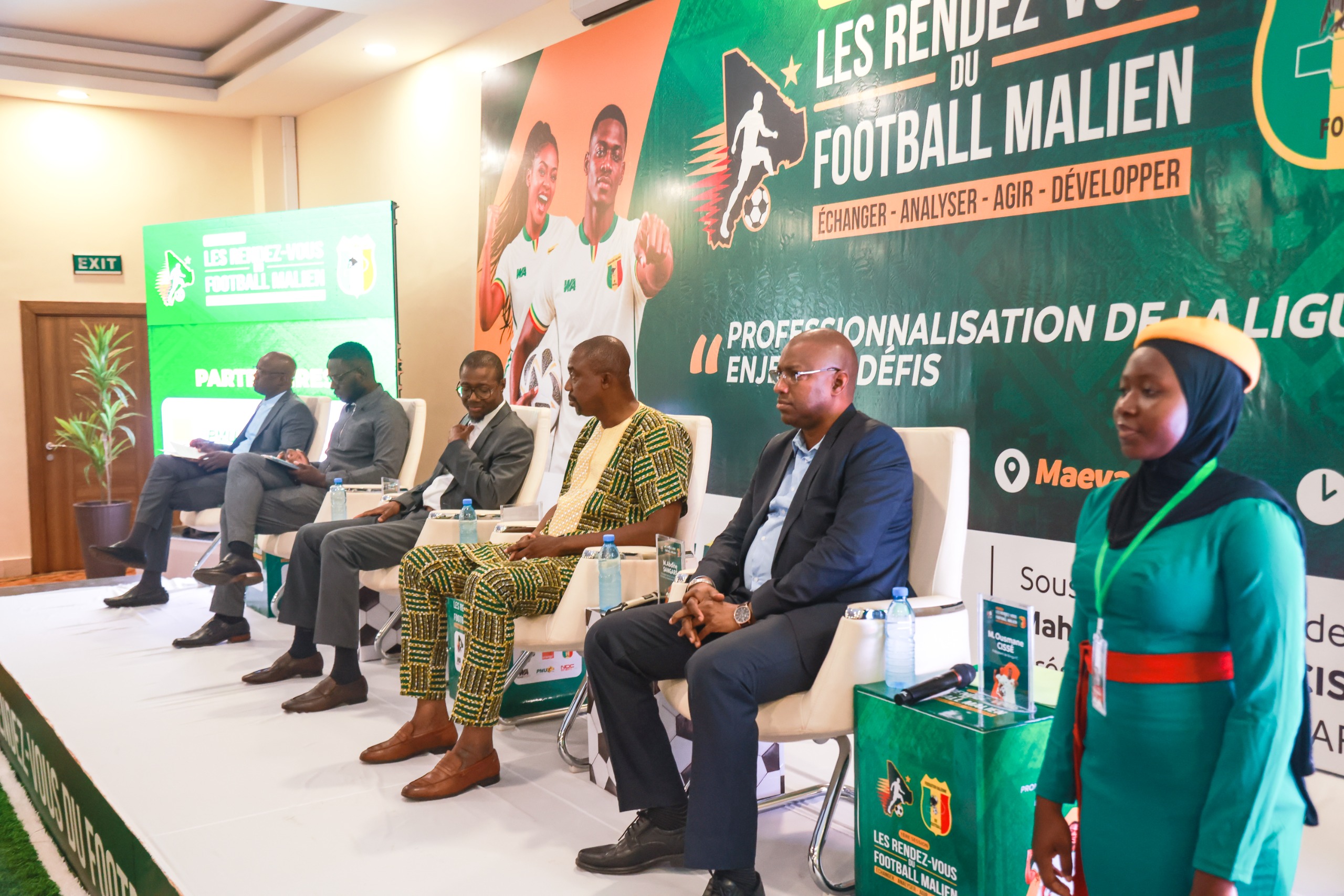 Le financement reste l'un des principaux défis de cette transition. La FEMAFOOT a porté la subvention accordée à chaque club de Ligue 1 à 40 millions de FCFA, soit une augmentation de 60 %. Un soutien appréciable, mais qui ne saurait garantir, à lui seul, la viabilité économique des clubs. Les panélistes ont ainsi insisté sur la nécessité de diversifier les ressources à travers le sponsoring, la billetterie, les partenariats commerciaux et la formation des jeunes. La proposition d'un pacte économique a également été avancée pour mieux accompagner les clubs, évaluer leurs besoins et développer de nouvelles sources de revenus. L'attractivité du championnat a aussi alimenté les discussions. Pour faire revenir le public dans les stades et séduire davantage de partenaires, des animations autour des rencontres, notamment des prestations artistiques et des opérations promotionnelles, ont été envisagées. Autre préoccupation majeure : les infrastructures sportives. Plusieurs clubs ne disposent toujours pas d'installations adaptées aux exigences du professionnalisme. Les possibilités de financement offertes par les programmes de développement de la FIFA ont été évoquées pour soutenir la réalisation de projets d'infrastructures. Au-delà des annonces, les participants ont souligné l'importance d'une mise en œuvre progressive des réformes, tenant compte des réalités économiques des clubs maliens. Cette première édition des « Rendez-vous du football malien » a ainsi permis de dégager plusieurs pistes de réflexion. Reste désormais à transformer ces ambitions en mesures concrètes pour faire de la Ligue 1 un championnat plus structuré, attractif et économiquement viable.