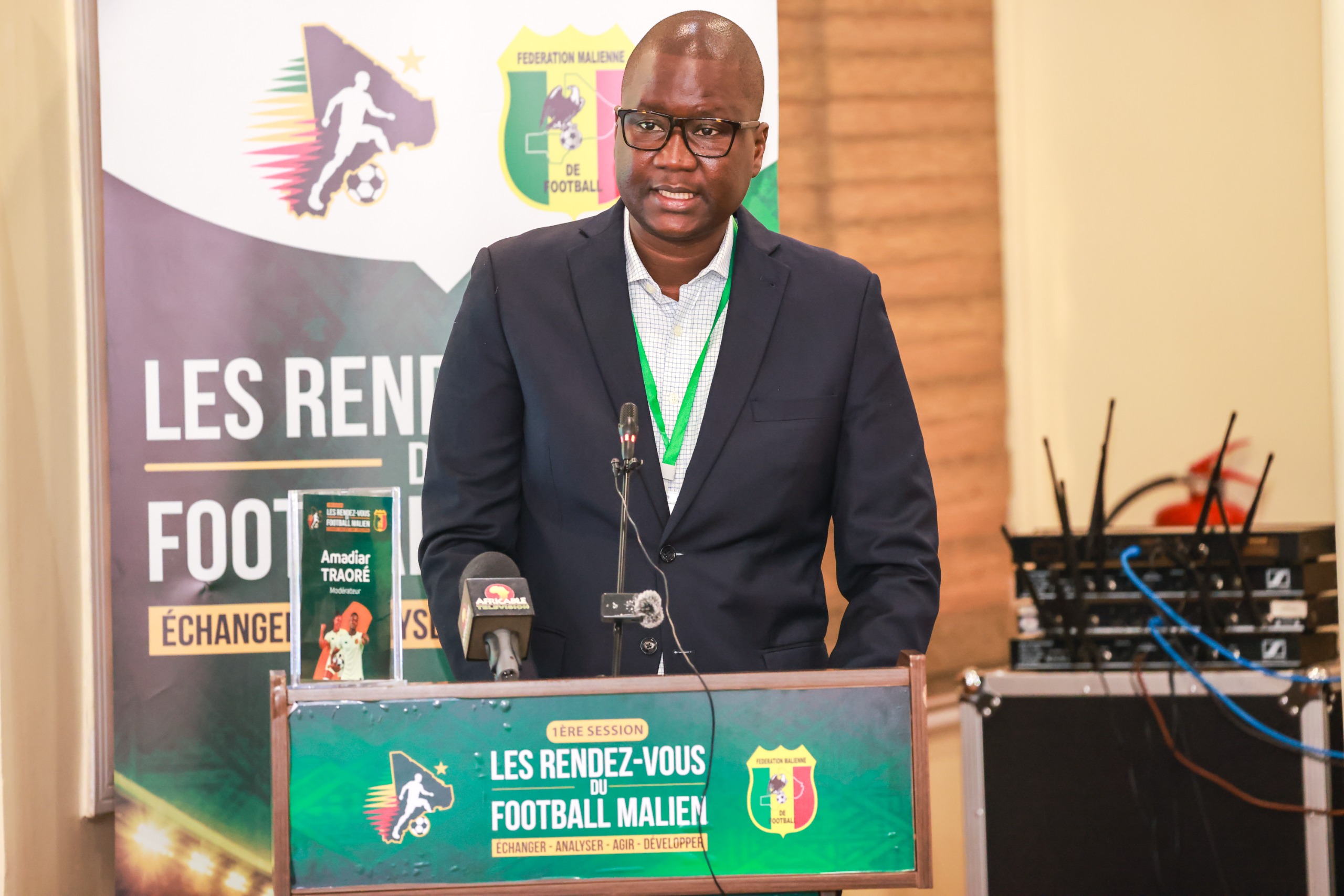 Le financement reste l'un des principaux défis de cette transition. La FEMAFOOT a porté la subvention accordée à chaque club de Ligue 1 à 40 millions de FCFA, soit une augmentation de 60 %. Un soutien appréciable, mais qui ne saurait garantir, à lui seul, la viabilité économique des clubs. Les panélistes ont ainsi insisté sur la nécessité de diversifier les ressources à travers le sponsoring, la billetterie, les partenariats commerciaux et la formation des jeunes. La proposition d'un pacte économique a également été avancée pour mieux accompagner les clubs, évaluer leurs besoins et développer de nouvelles sources de revenus. L'attractivité du championnat a aussi alimenté les discussions. Pour faire revenir le public dans les stades et séduire davantage de partenaires, des animations autour des rencontres, notamment des prestations artistiques et des opérations promotionnelles, ont été envisagées. Autre préoccupation majeure : les infrastructures sportives. Plusieurs clubs ne disposent toujours pas d'installations adaptées aux exigences du professionnalisme. Les possibilités de financement offertes par les programmes de développement de la FIFA ont été évoquées pour soutenir la réalisation de projets d'infrastructures. Au-delà des annonces, les participants ont souligné l'importance d'une mise en œuvre progressive des réformes, tenant compte des réalités économiques des clubs maliens. Cette première édition des « Rendez-vous du football malien » a ainsi permis de dégager plusieurs pistes de réflexion. Reste désormais à transformer ces ambitions en mesures concrètes pour faire de la Ligue 1 un championnat plus structuré, attractif et économiquement viable.