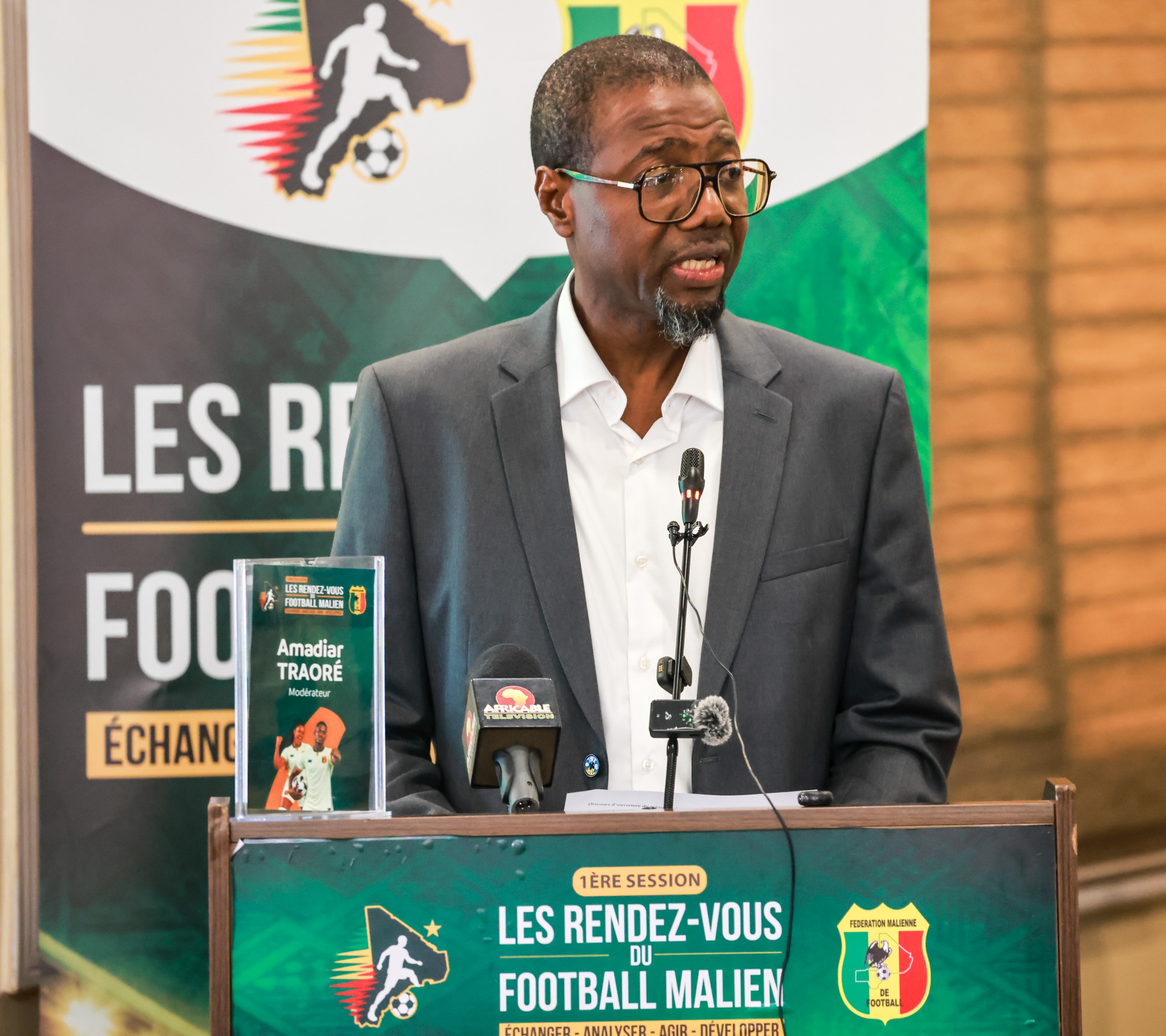 Le financement reste l'un des principaux défis de cette transition. La FEMAFOOT a porté la subvention accordée à chaque club de Ligue 1 à 40 millions de FCFA, soit une augmentation de 60 %. Un soutien appréciable, mais qui ne saurait garantir, à lui seul, la viabilité économique des clubs. Les panélistes ont ainsi insisté sur la nécessité de diversifier les ressources à travers le sponsoring, la billetterie, les partenariats commerciaux et la formation des jeunes. La proposition d'un pacte économique a également été avancée pour mieux accompagner les clubs, évaluer leurs besoins et développer de nouvelles sources de revenus. L'attractivité du championnat a aussi alimenté les discussions. Pour faire revenir le public dans les stades et séduire davantage de partenaires, des animations autour des rencontres, notamment des prestations artistiques et des opérations promotionnelles, ont été envisagées. Autre préoccupation majeure : les infrastructures sportives. Plusieurs clubs ne disposent toujours pas d'installations adaptées aux exigences du professionnalisme. Les possibilités de financement offertes par les programmes de développement de la FIFA ont été évoquées pour soutenir la réalisation de projets d'infrastructures. Au-delà des annonces, les participants ont souligné l'importance d'une mise en œuvre progressive des réformes, tenant compte des réalités économiques des clubs maliens. Cette première édition des « Rendez-vous du football malien » a ainsi permis de dégager plusieurs pistes de réflexion. Reste désormais à transformer ces ambitions en mesures concrètes pour faire de la Ligue 1 un championnat plus structuré, attractif et économiquement viable.