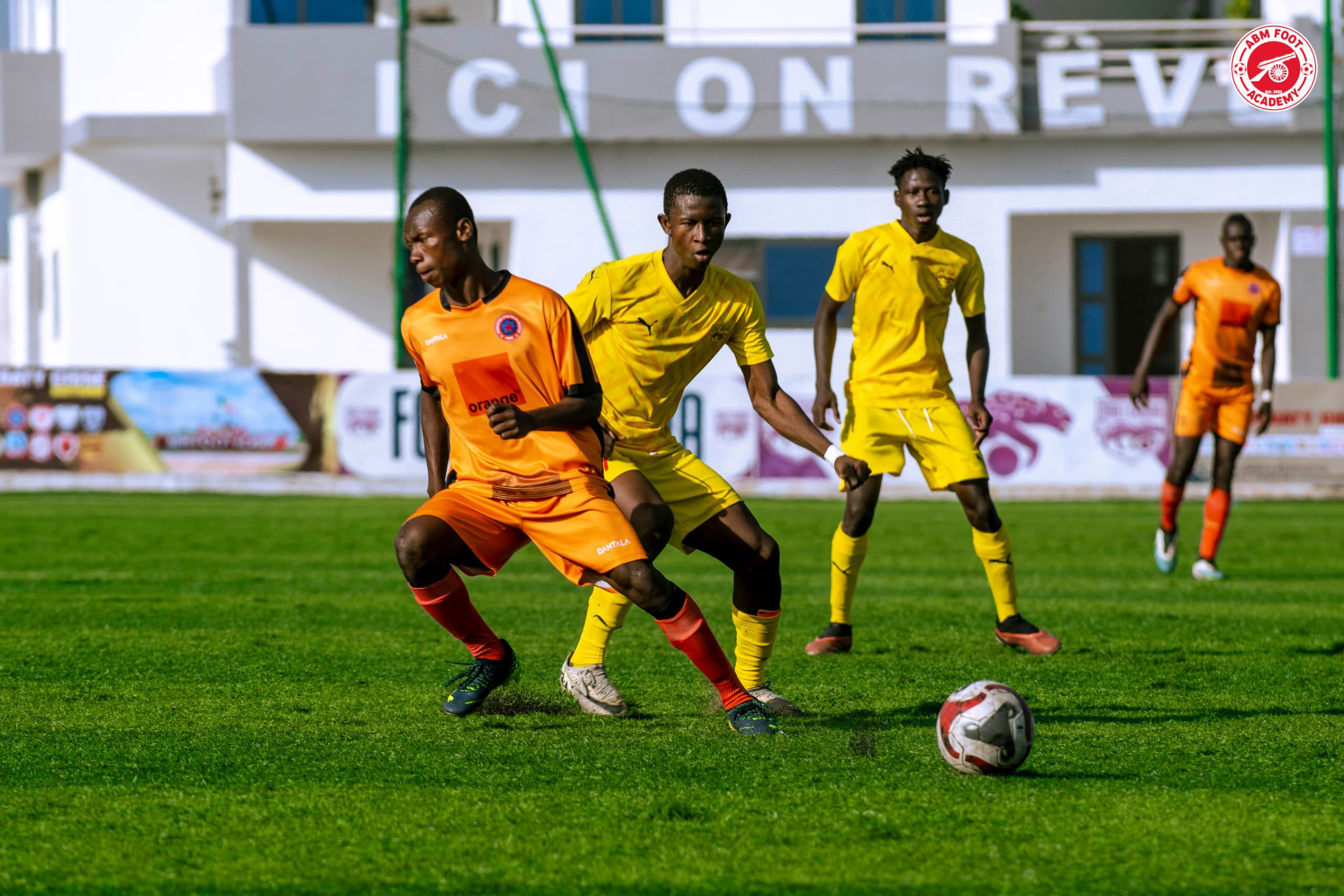 Ligue1 Pro Orange du Mali (J1) : Des nuls en clôture  Les 2 derniers matches du jour se sont achevés sur des nuls entre l’AS Réal et l’USFAS (0-0) d’une part et d’autre part entre Binga FC et US Bougouba (1-1).  Il n’y a eu de vainqueur ce dimanche lors des 2 matches de jour.  L’AS Réal et l’USFAS se sont neutralisées (0-0) dans un match très équilibré et très tactique. Idem pour le match Binga FC-US Bougouba (1-1). C’est Binga qui a ouvert le score par Ibrahim Cissé (47’) avant l’égalisation de l’US Bougouba signé Sékou Sala Diakité (70’).  Les 2 derniers matches de la 1ère journée, Djoliba-US Bougouni et AS Police-Stade malien sont reportés à une date ultérieure. Raison : le Djoliba et le Stade malien jouent la 1ère journée des phases de poule des Coupes Africaines Interclubs les 26 et 27 novembre 2024.   RESULTATS ET PROGRAMME DE LA 1ÈRE JOURNÉE  Samedi 23 novembre 2024  À Kati  Stade Salif Keita  AFE-Etoile du Mandé : 0-2 À Bamako, Stade Mamadou Konaté  Bakaridjan-FC Diarra : 1-1 ASKO-Onze Créateurs : 0-2 Suite :  Dimanche 24 novembre 2024  À Bamako,  Stade Mamadou Konaté  AS Réal-USFAS: 0-0 Binga FC-US Bougouba: 1-1  Suite et fin : Date ultérieure  Djoliba AC-US Bougouni,  AS Police-Stade malien, 